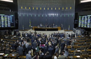 Deputados reunidos na sessão plenária que aprovou consultor do Senado para o TCU com apoio do PSDB.