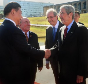 Líder tucano cumprimenta o presidente chinês, Xi Jinping. 