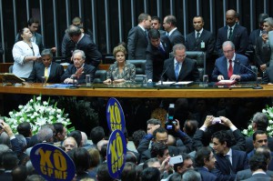 Presidente Dilma discursou no plenário da Câmara diante diante de placas com os dizeres "Xô CPMF".